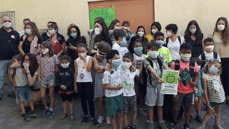 Padres y alumnos de colegios exigen con mascarillas la continuidad de Madrid Central