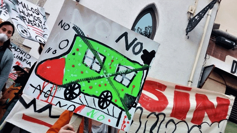 Padres y niños se manifiestan con mascarilla para pedir el inicio por 'salud' de Madrid Central
