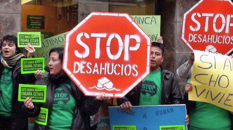 La PAH Madrid protesta ante las sedes del PSOE y Podemos por sus propuestas