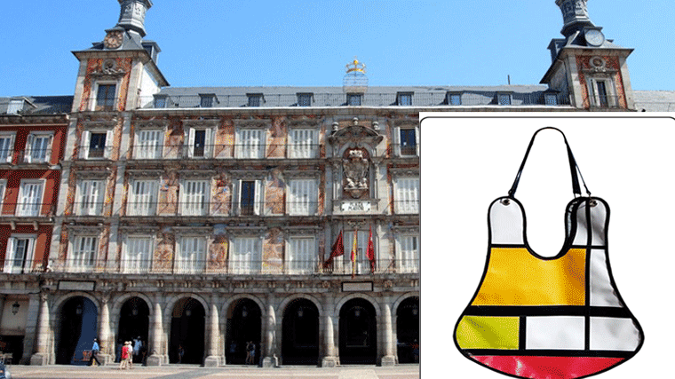 El Ayuntamiento transforma la cartelería en bolsos que vende en la Casa de la Panadería