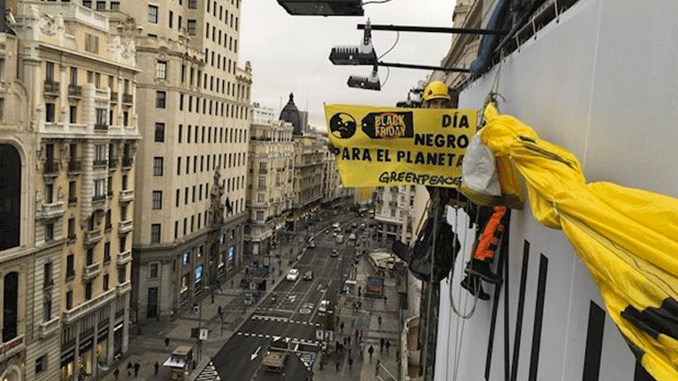 Greenpeace: Gran pancarta en Gran Vía contra el Black Friday