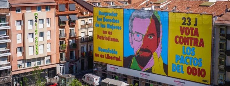 Lonas para una campaña: Despliegan una contra Feijóo y Abascal con el mensaje 'Vota contra los pactos del odio'