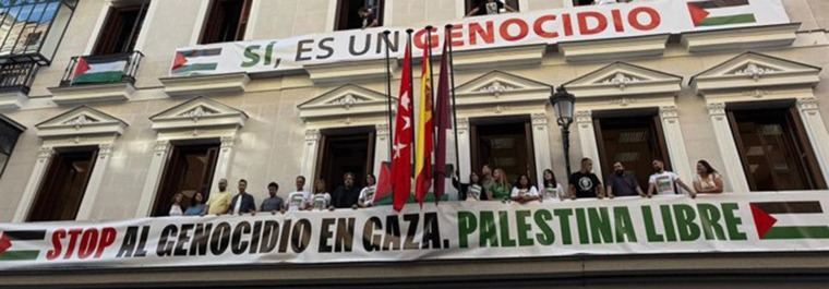 MM depliega una bandera de Palestina y pancartas en el edificio de Grupos Municipales: 'Sí, es un genocidio'