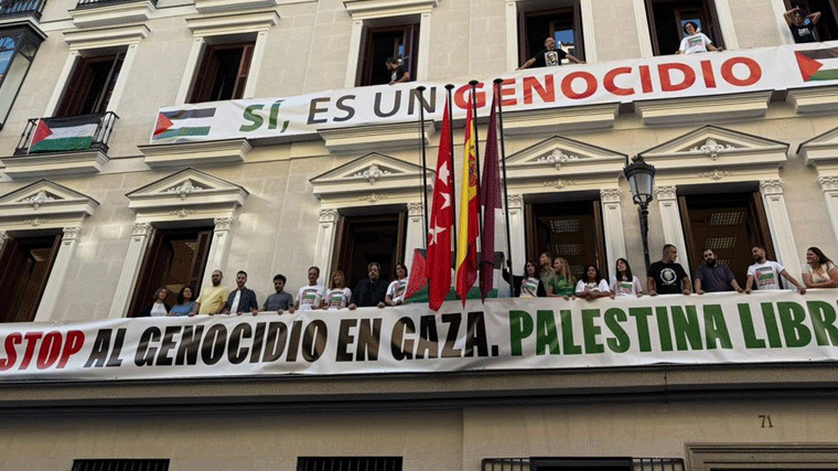 El juzgado admite la cautelarísima de MM y suspende la retirada de pancartas propalestinas del Edificio de Grupos ca