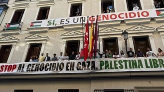 El juzgado admite la cautelarísima de MM y suspende la retirada de pancartas propalestinas del Edificio de Grupos ca