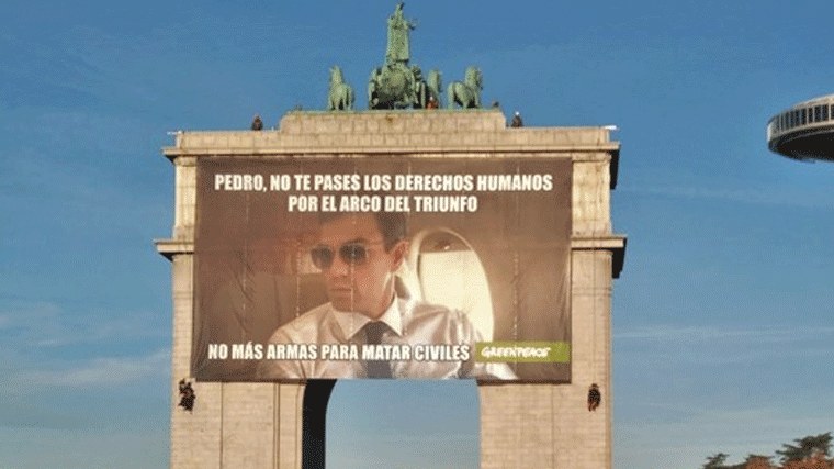 Greenpeace cuelga una pancarta en Moncloa para que Sánchez no venda armas a Arabia Saudí