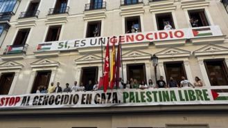 Rubiño (MM) reta a Almeida a que retire la pancarta del genocidio 