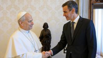 Sánchez regala al Papa un bonsái de olivo y destaca la sintonía sobre migración