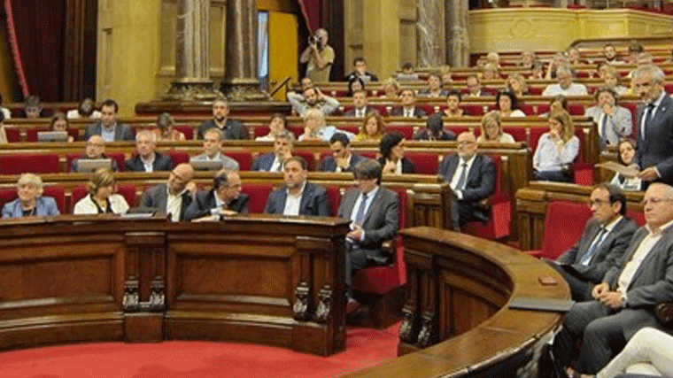 El Parlament aprueba la `Ley fundacional de la república catalana' e ignora la suspensión del TC