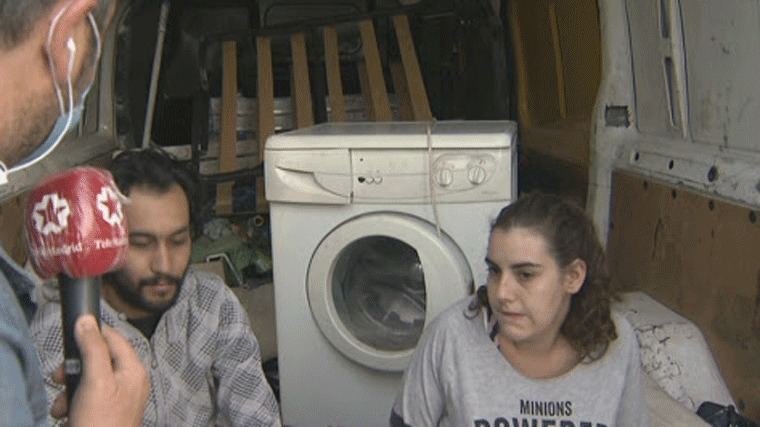 Una pareja que espera un hijo y vive en una furgoneta pide una solución