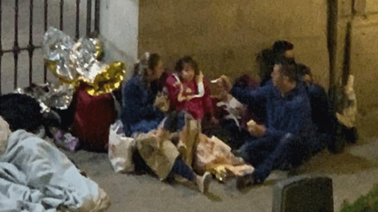 Una pareja con una menor pasa la noche a las puertas del Samur Social