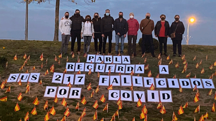 Retiran las banderas del PP a las víctimas del Covid por carecer de 'permisos'