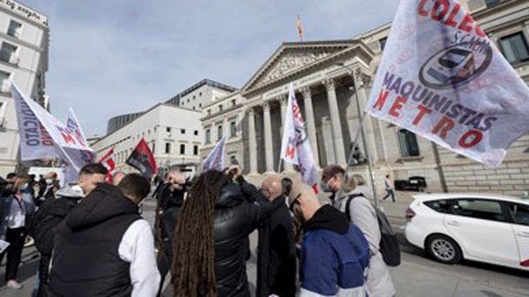 El Metro protesta ante el Congreso para exigir fondo compensación por el amianto