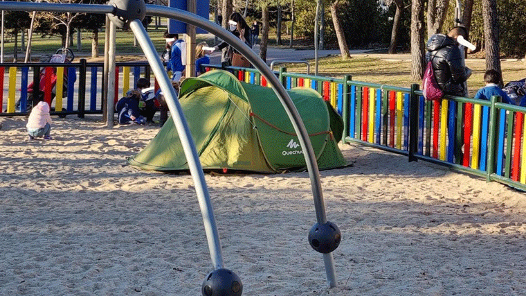 Un indigente acampa en el parque infantil en Fuencarral-El Pardo, los padres indignados