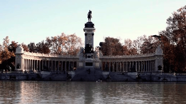 Madrid baliza el Retiro y ocho parques, recomienda abandonarlos y no estar bajo el arbolado