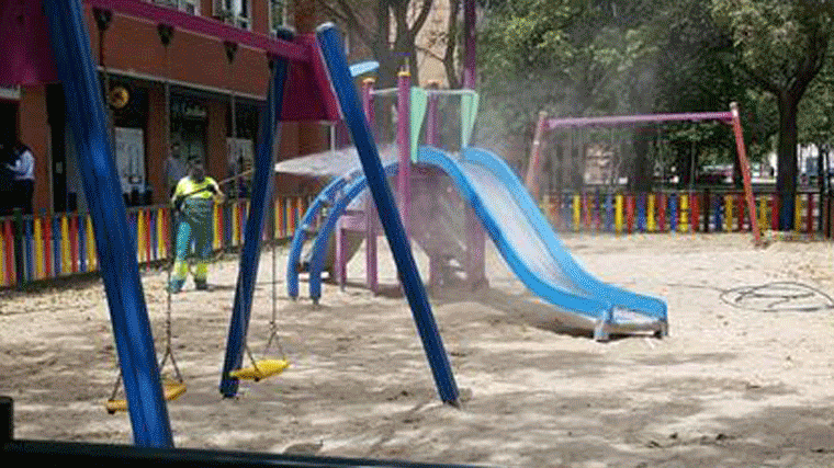 Continúa la desinfección de los parques infantiles que reabren desde el lunes