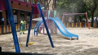 Continúa la desinfección de los parques infantiles que reabren desde el lunes
