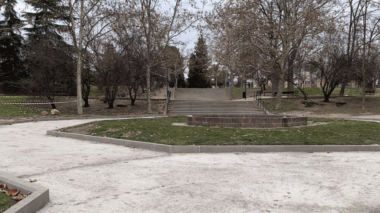 Investigan un robo con posible agresión sexual por sumisión química en un parque de Usera