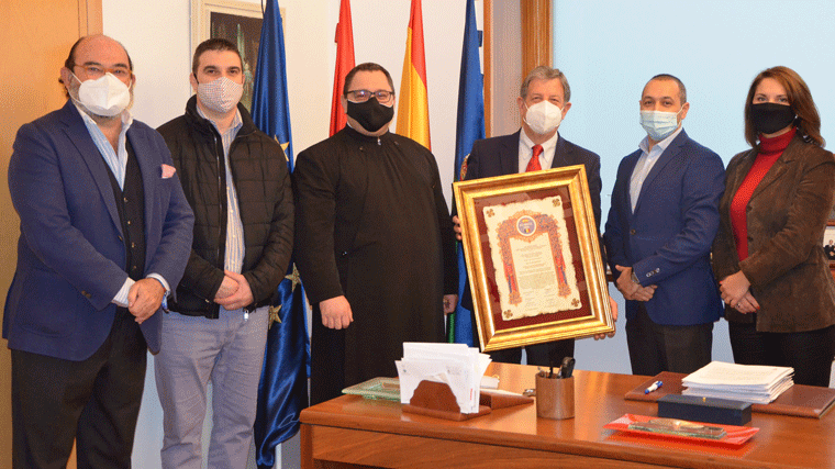 La comunidad rumana entrega al alcalde una distinción por el apoyo municipal