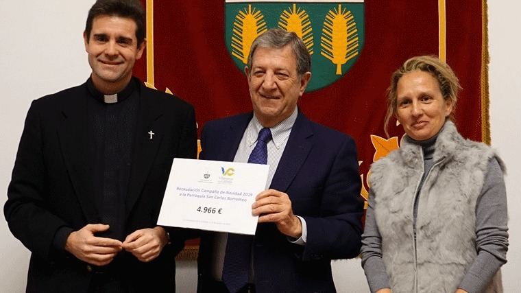 El Ayuntamiento entrega 5.000 euros a la Parroquia San Carlos Borromeo