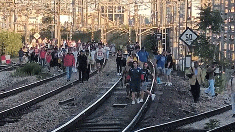 Pasajeros de Cercanías ocupan las vías cerca de Atocha tras una avería en varias líneas