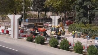 La vía de servicio de la A-2 se cortará el domingo para seguir la instalación de la pasarela peatonal