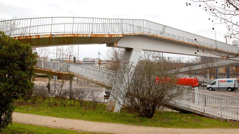 El Ayuntamiento demolerá la pasarela peatonal que atraviesa la Avda. de Barajas al José Caballero