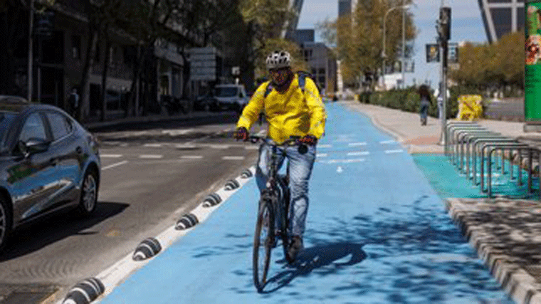 Abren 4,4 km de carril bici del Paseo de la Castellana de Plaza Castilla a Nuevos Ministerios