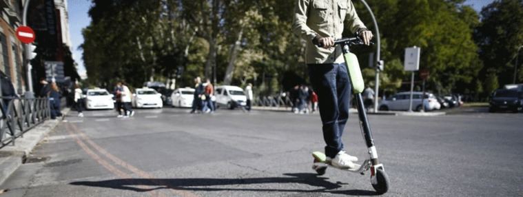 Tráfico prohibirá a los patinetes circular por las aceras y limitará su velocidad a 25 km/h