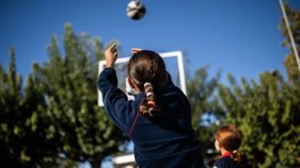 El Gobierno elimina mascarillas en exteriores, recreos y patios de colegios