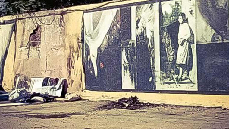Amanece quemado el mural homenaje a Robert Capa próximo a la casa de Peironcely 10