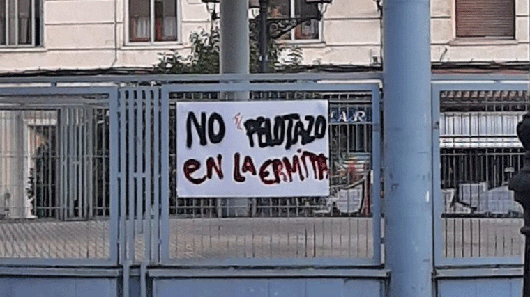 Vecinos de Latina se concentran ante el Pleno contra el 'pelotazo en la Ermita del Santo'
