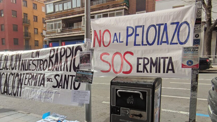 Expulsados vecinos de la Ermita del Santo del Pleno por su protesta contra 'el pelotazo'