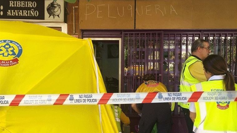 Un hombre mata a su expareja de seis puñaladas en un peluquería de Villaverde