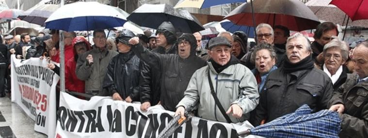 Los pensionistas no dan tregua y 'cantan las cuarenta a Montoro' bajo la lluvia