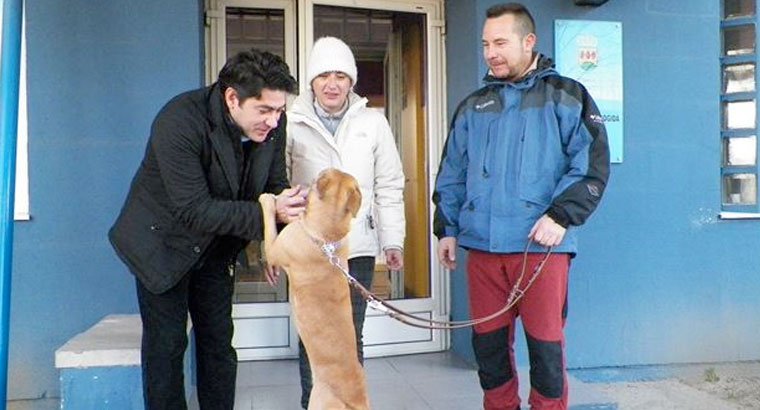 Pérez entrega un perro en adopción, Alma, a Teresa Romero 
