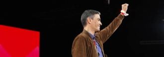 Sánchez se llena de aplausos socialistas con el puño en alto y lejos de rendirse