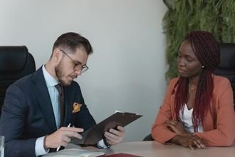 Casi el 40% de los españoles considera emigrar por mejores empleos