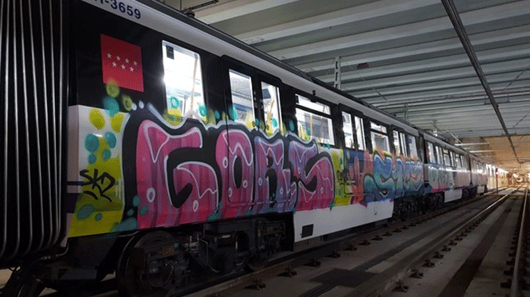 Los grafiteros pintan 45 metros cuadrados de un tren estacionado en Pinar de Chamartín
