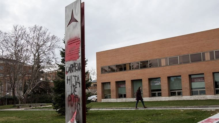 Pintadas contra Carmena en el monolito de las Brigadas Internacionales de la UCM