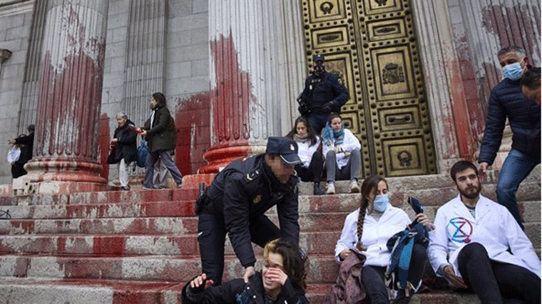 Piden 21 meses de cárcel para quince activistas que arrojaron pintura contra el Congreso