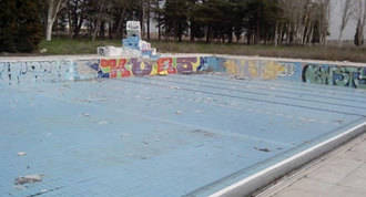 Recogida de firmas para que se rocontruya la piscina Solagua