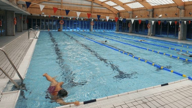 Clases prácticas para gestantes en la piscina del Centro Deportivo Isla