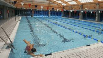 Clases prácticas para gestantes en la piscina del Centro Deportivo Isla