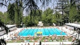 Un juez investiga a los responsables de la piscina de la Casa de Campo por discriminar menas