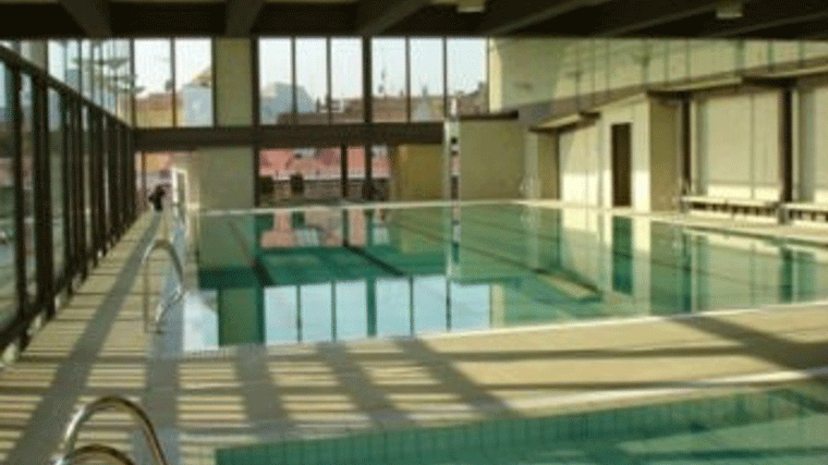 Cierra la piscina de San Antón, en Chueca, por desperfectos en la fachada de vidrio