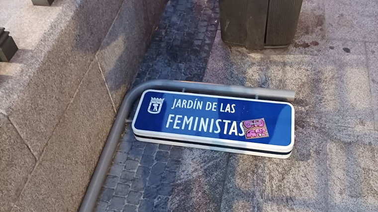 Vandalizada de nuevo la placa del Jardín de las Feministas ante el Palacio de Liria