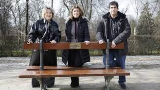 La capital homenajea a 10 personalidades, entre ellas Marisa Paredes, con placas en bancos del Retiro