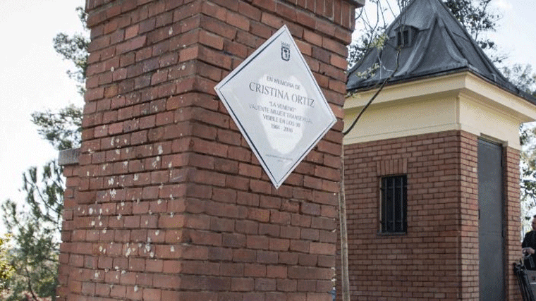 Arrancan la placa en homenaje a La Veneno una semana después de su inauguración