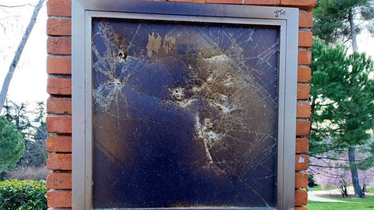 La placa de la Veneno en el parque del Oeste vuelve a ser vandalizada, aparece quemada y golpeada